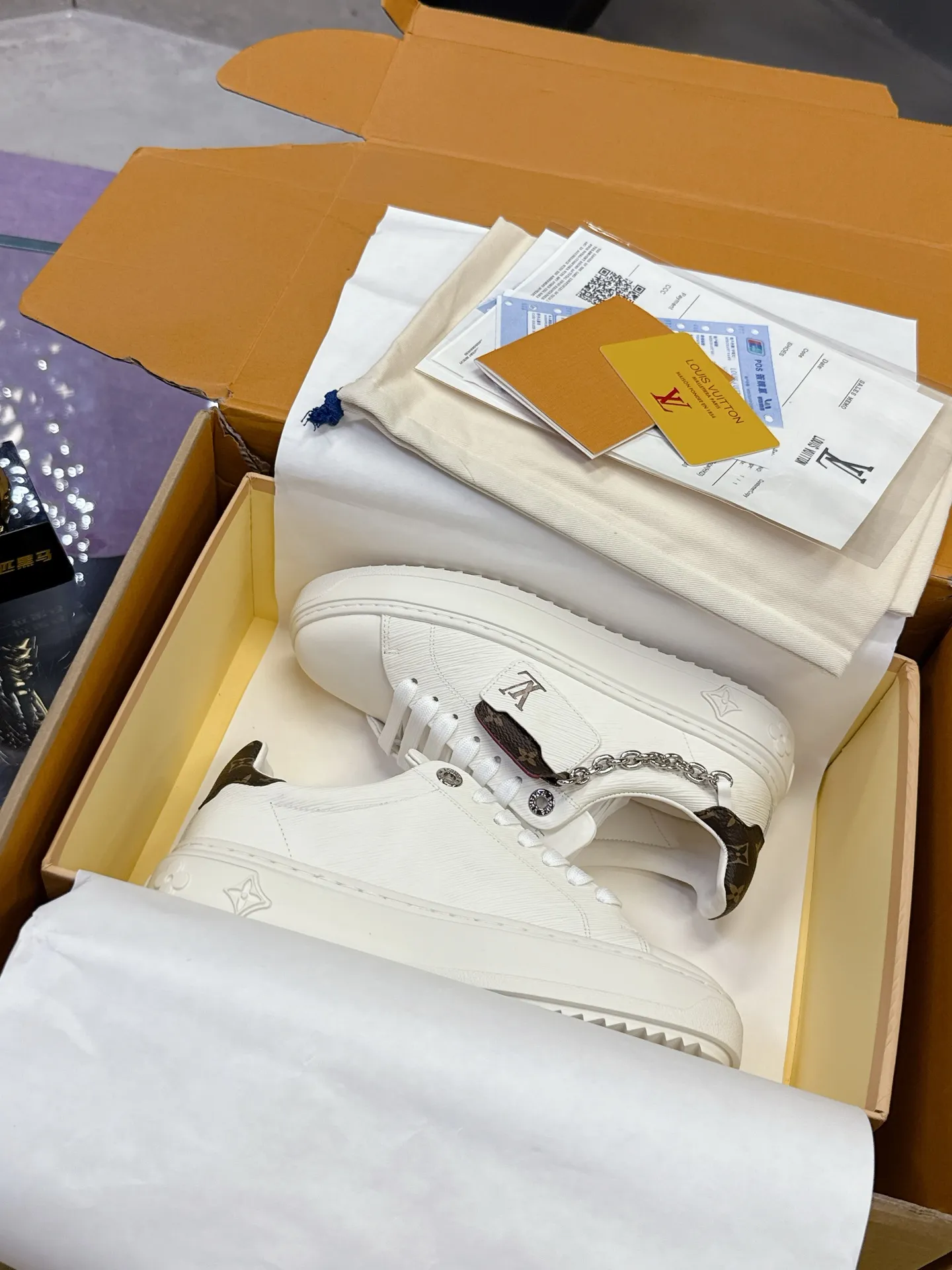 Factory price: 640💰 Louis Vuitton Louis Vuitton 25ss new style💗 Presbyopic chain sneakers, white shoes, many Internet celebrity fashion bloggers plant grass, simple shoe shape grid design, brand LOGO embossing, hardware buckle, presbyopic stitching, LV Circle rubber patch on the tongue with rich details 🌹 Original custom silk cowhide on the upper, water-dyed cowhide on the inside, one-piece molding process EVA feet 😄 Original open molded T men's shoes 💰U outsole LV white shoes series Size: 35-40